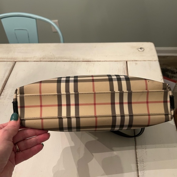 Like new Burberry Purse London. Very tiny mark near very bottom of bag. - Picture 5 of 5